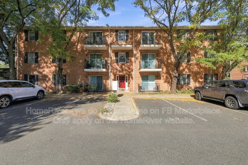 Bloomfield Condo: 42 John St