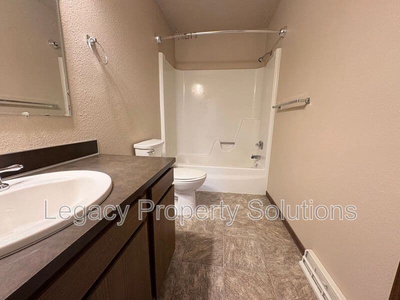 Bismarck House: 1302 E Ingals Ave