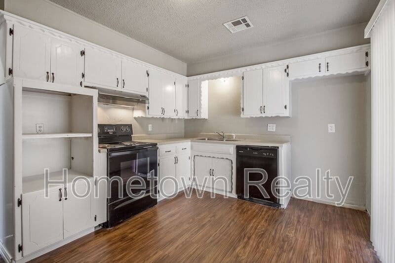 Edmond House: 208 W 5th Street