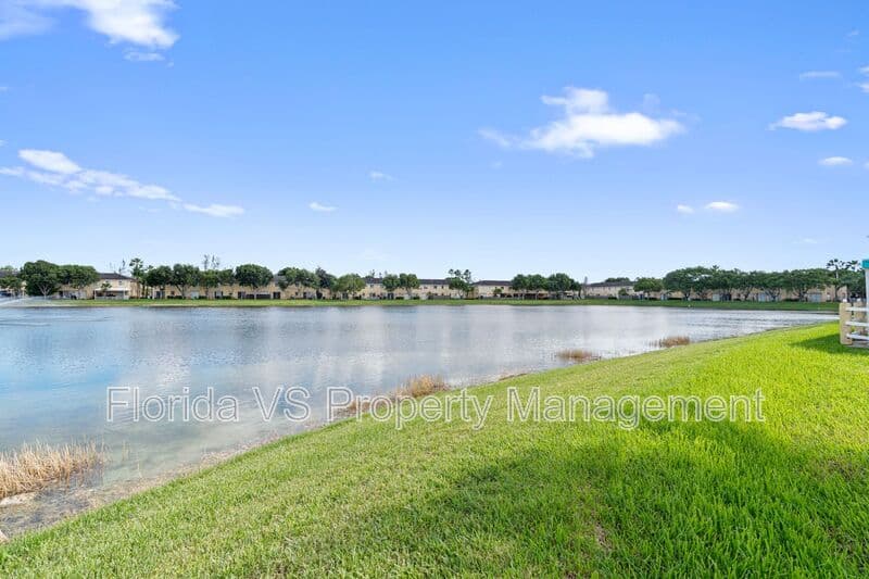 Homestead Condo: 1663 SE 29 st.