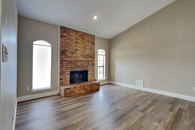 Rowlett House: 6204 Alissa Dr