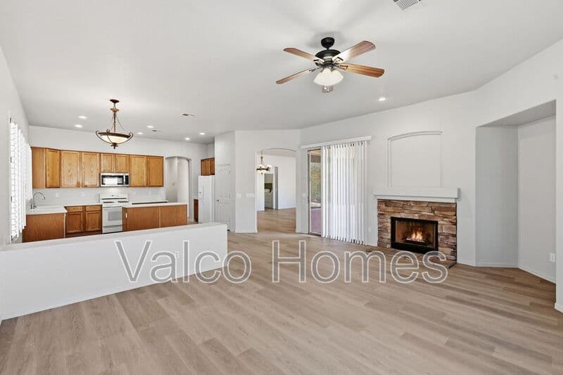 Gilbert House: 526 E Sheffield Ave