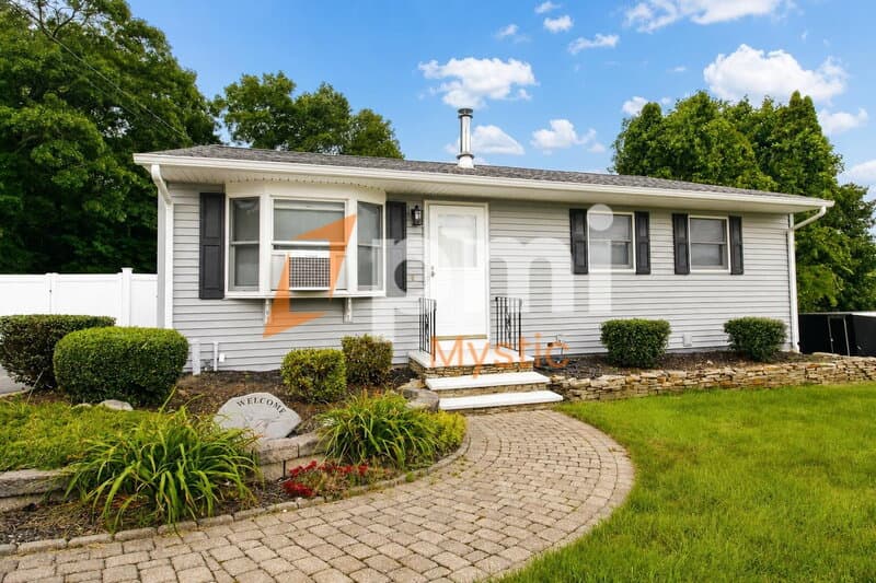Mystic House: 90 Nantucket Dr