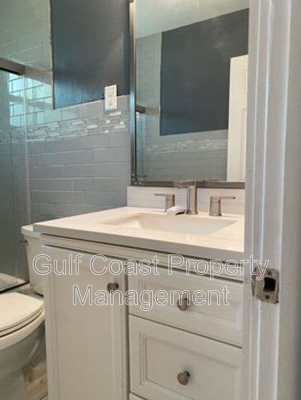 Venice House: 232 Glen Oak Road