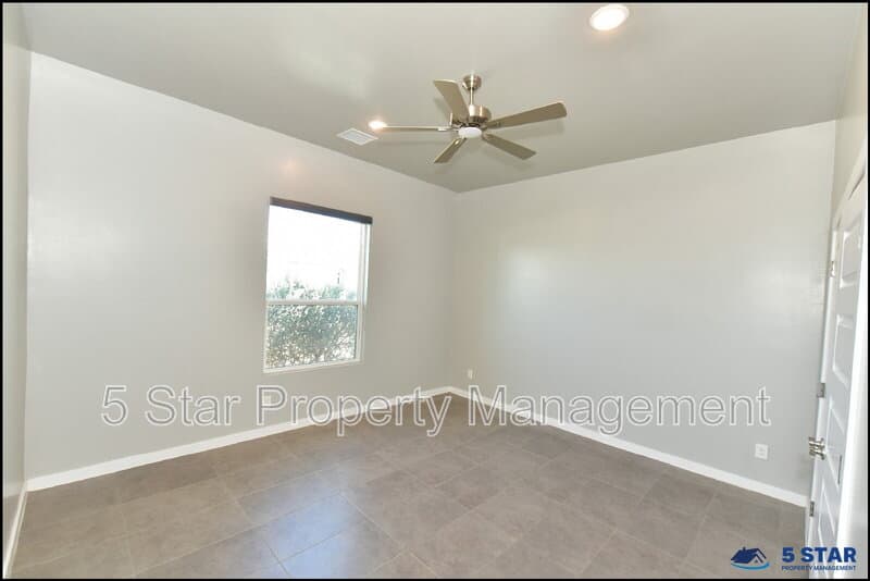 El Paso House: 2412 Tierra Lejana Pl