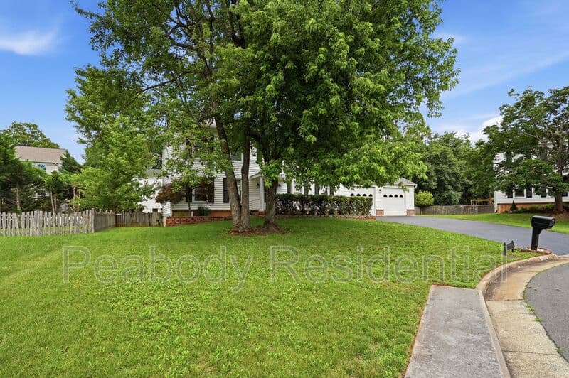 Great Falls House: 10609 Oxford Ct