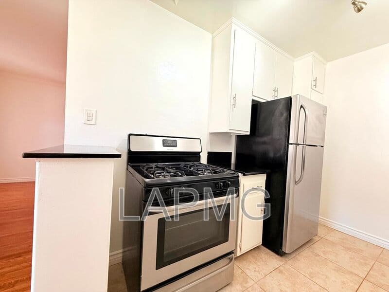 Los Angeles House: 1415 Hudson Avenue