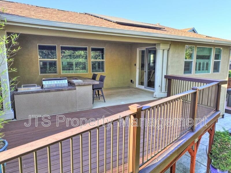 Fair Oaks House: 4988 Amina Fair Way