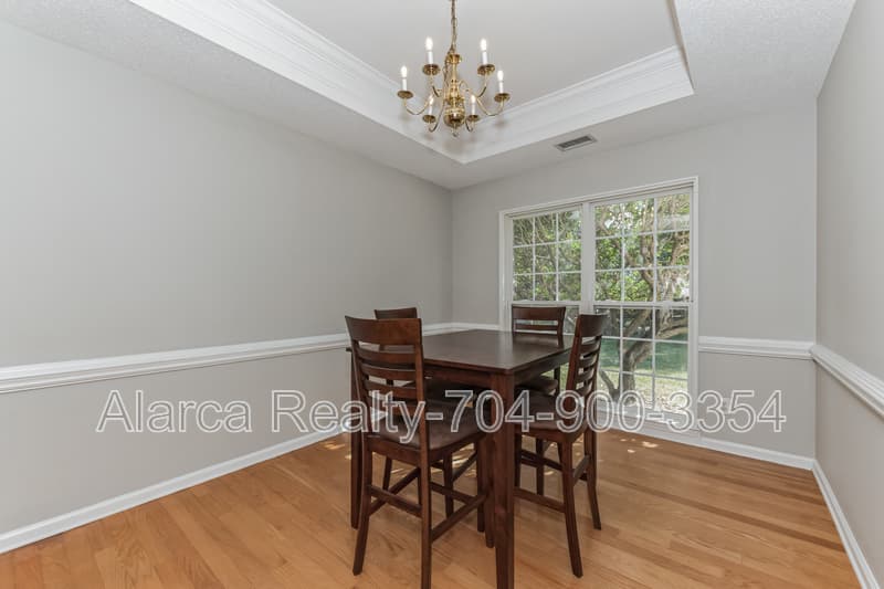 Charlotte House: 9418 Willow Tree Ln
