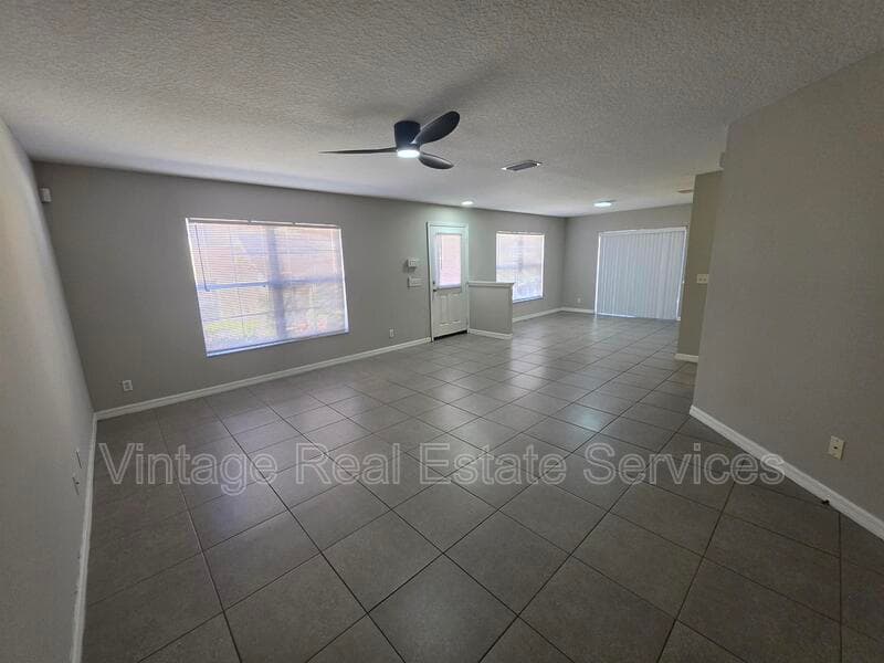 Valrico House: 3342 Spy Tower Ct
