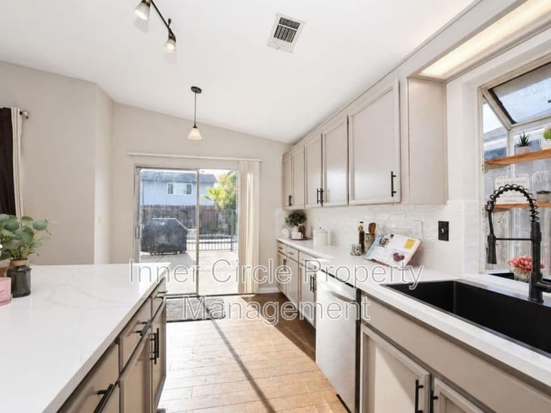 Oakley House: 4239 Sequoia Drive