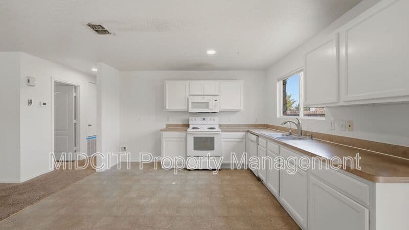 New Braunfels House: 3248 Northwest Blvd