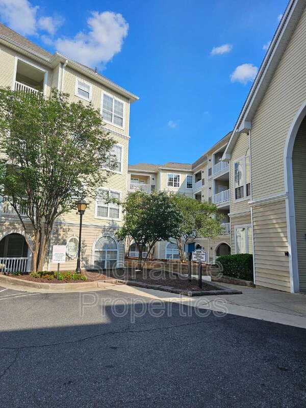 Alexandria Condo: 4551 Strutfield Ln