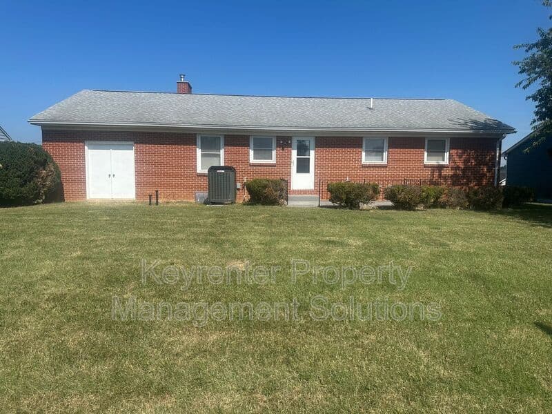 Staunton House: 55 Sunset Blvd