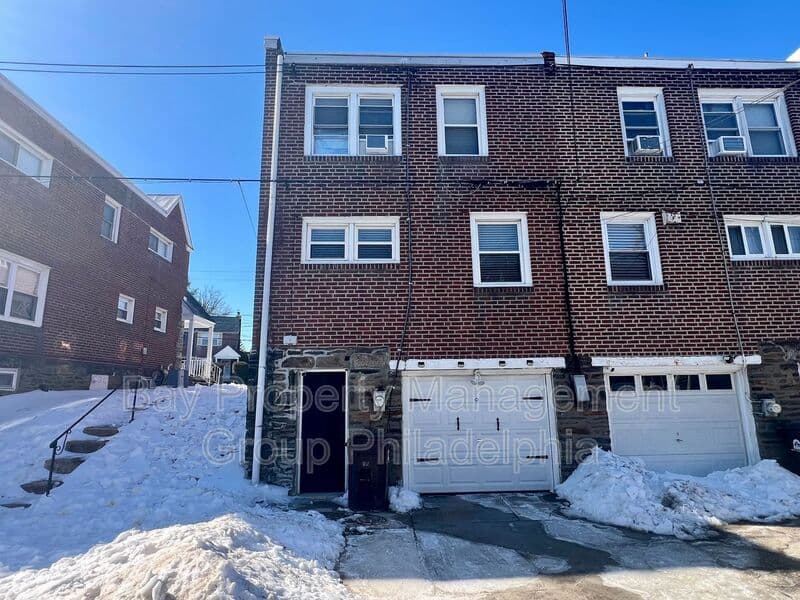 Lansdowne House: 317 Barker Ave