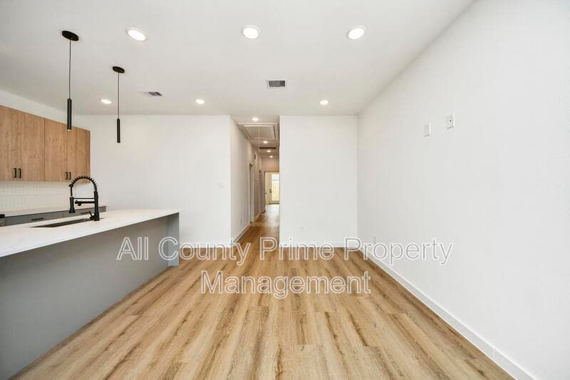 Houston Condo: 5201 Fairchild St