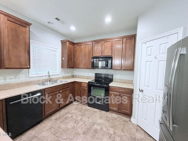 Holly Springs House: 536 Gooseberry Dr