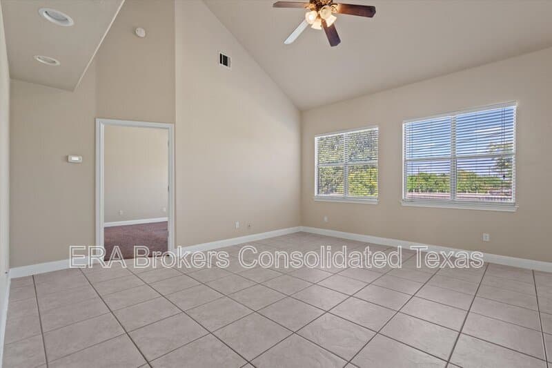 Austin House: 8800 Hazelhurst Dr