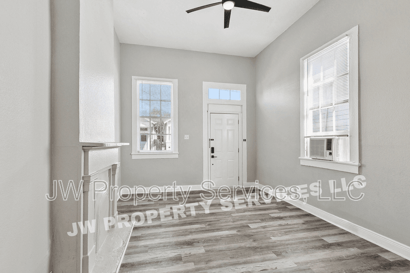 New Orleans House: 910-912 N Prieur St