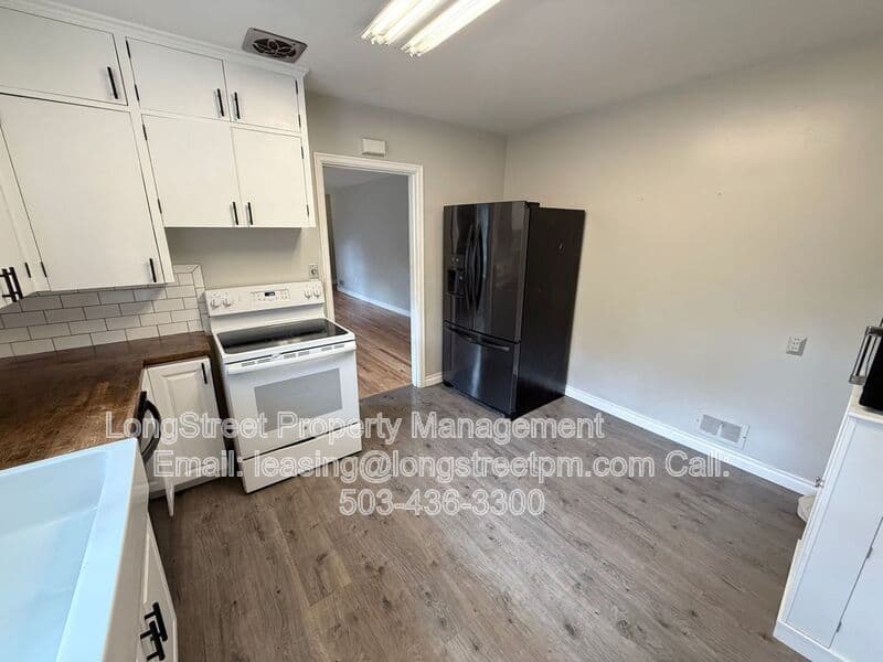 Salem House: 390 23rd St SE