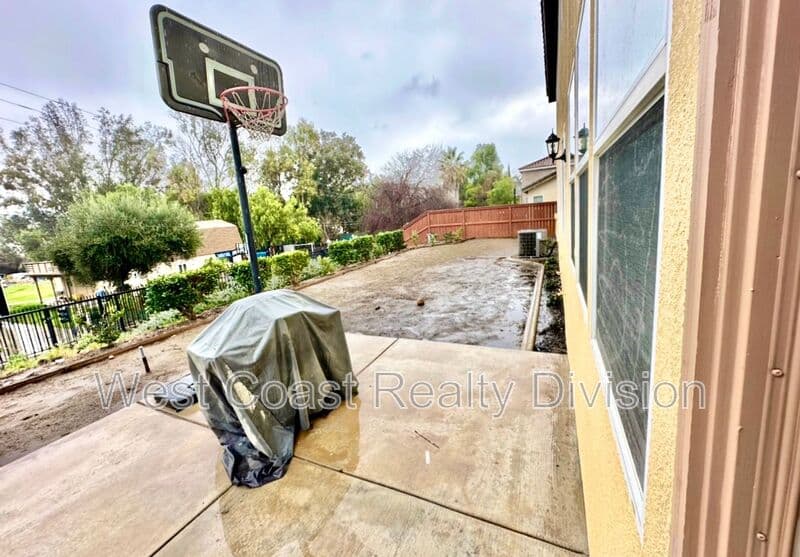 Lake Elsinore House: 18468 Hillview Lane