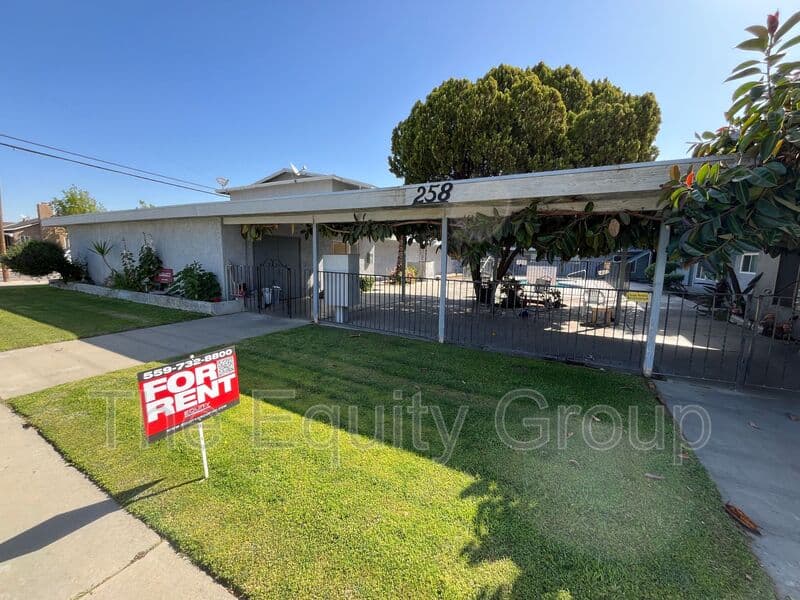 Porterville Condo: 258 N G St