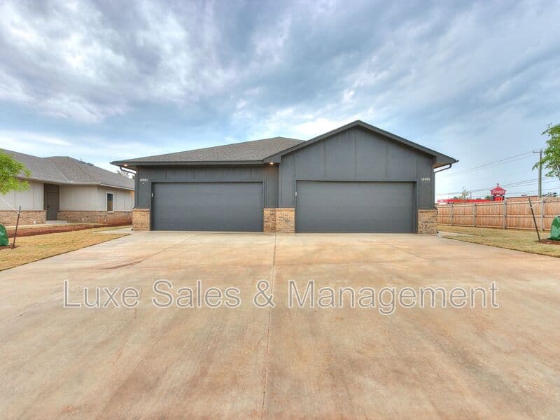Okahoma City House: 11004 Oak Hollow Drive