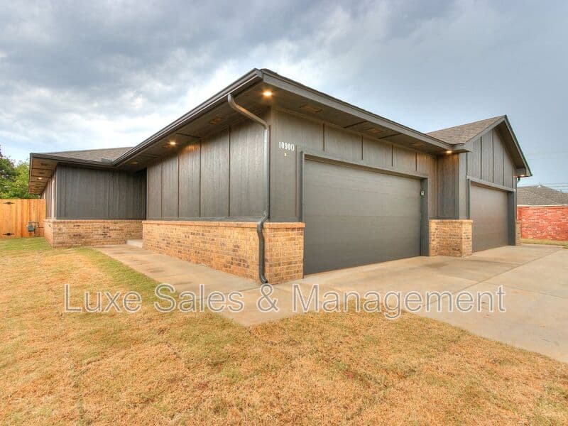 Okahoma City House: 11004 Oak Hollow Drive