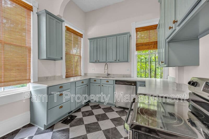 Savannah House: 201 W 37th St