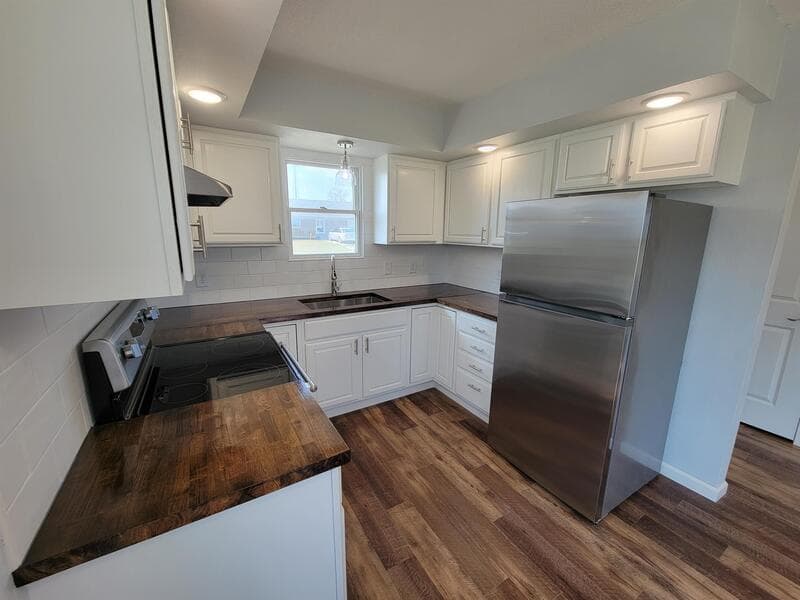 Pella Condo: 2256 Fairfax Dr