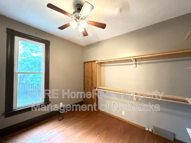 Omaha House: 1009 N 49th Ave