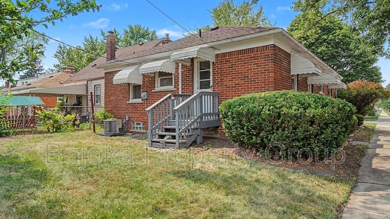 Lincoln Park House: 2957 Fort Park Boulevard