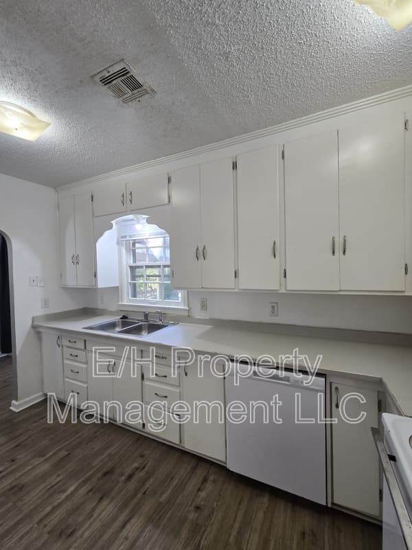 Wichita House: 915 Harding Street