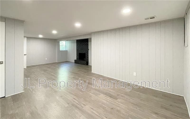 Overland Park House: 10020 Oakridge Drive