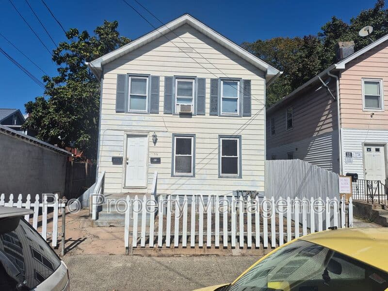 New Haven House: 35 SALTONSTALL AVE