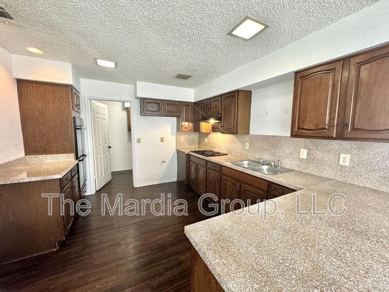 Dallas House: 13217 Fall Manor Dr