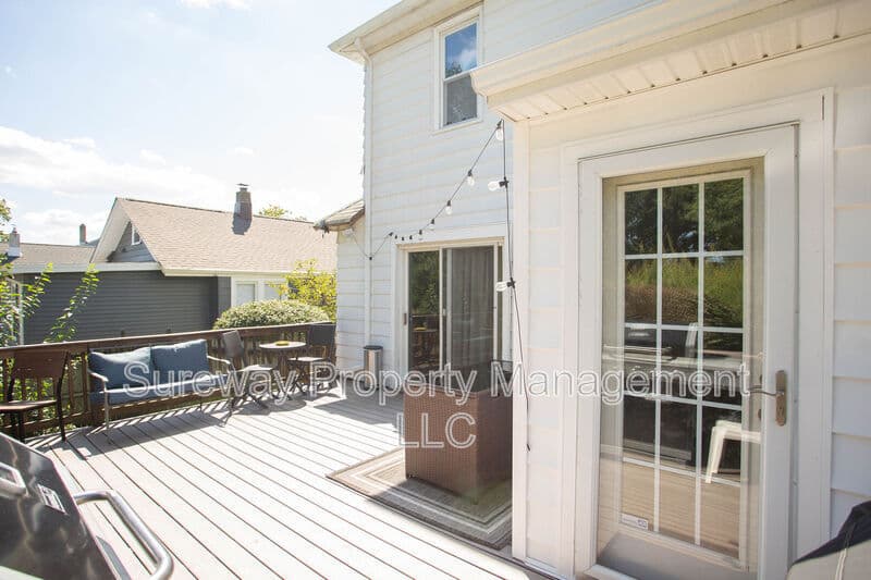 Magnolia House: 417 N Warwick Rd