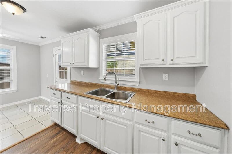 Fort Worth House: 1221 Blalock Avenue