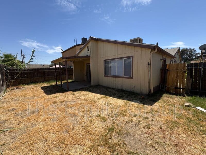 Visalia House: 244 East Prospect Avenue