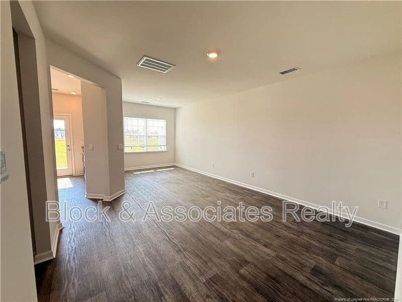 Sanford House: 107 Starlight St