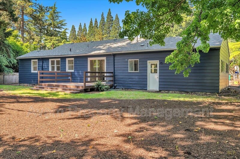 Portland House: 9710 S Corbett Lane