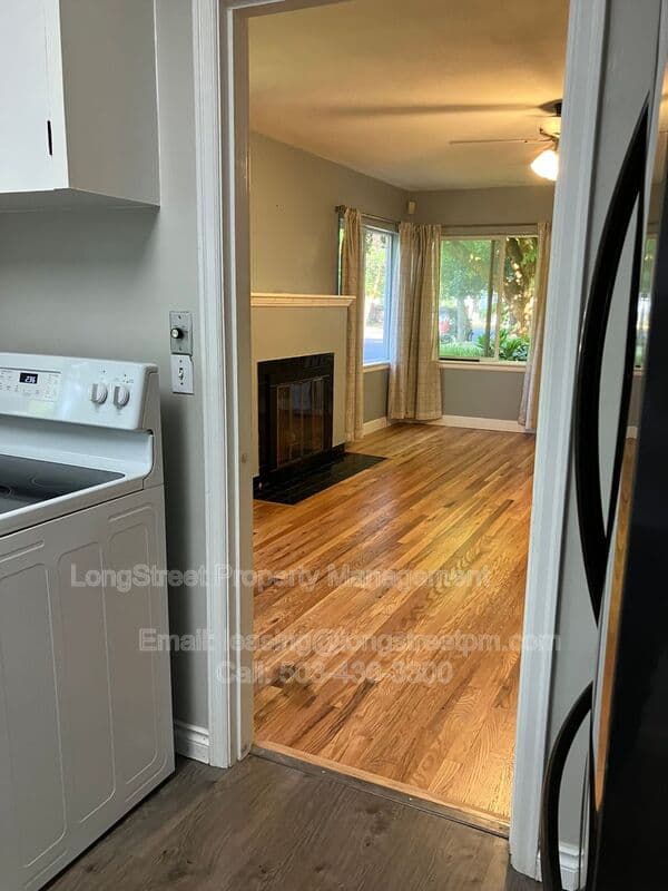 Salem House: 390 23rd St SE