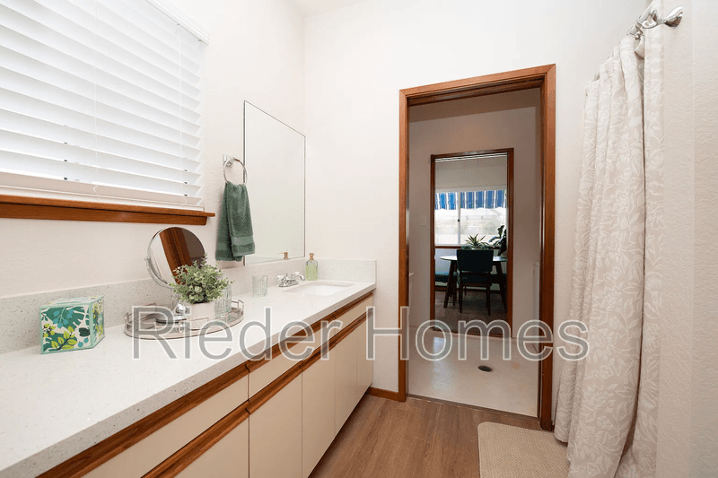 Oceanside House: 1606 Hackamore Rd