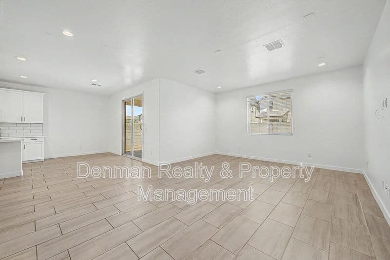 Avondale House: 10984 W. Pierce Street