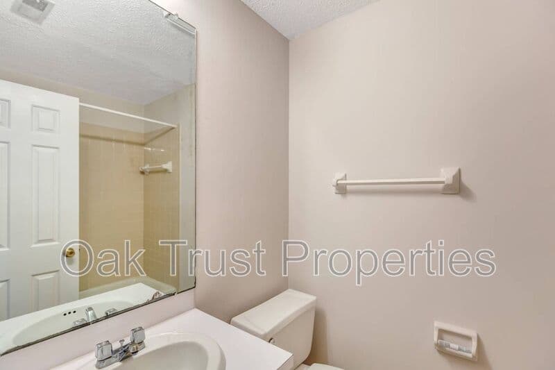 Summerville Townhome: 593 Travelers Blvd