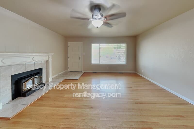 Sacramento House: 8604 Midfield Way