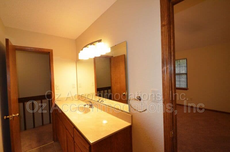 Lee's Summit Townhome: 313 NE Timbercreek Dr.