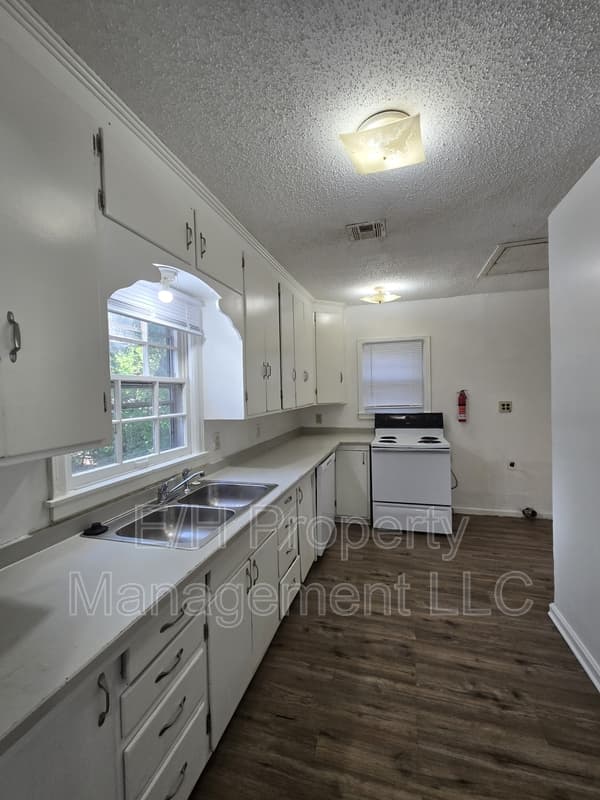 Wichita House: 915 Harding Street