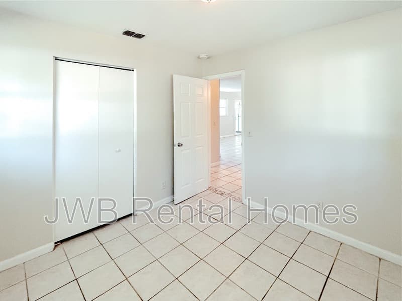 Jacksonville House: 7742 Kershaw Dr S