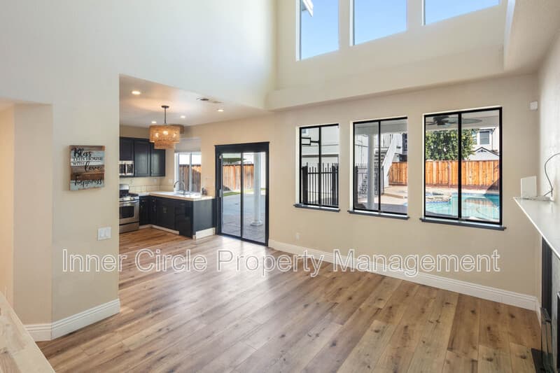 Brentwood House: 342 Chaucer Drive